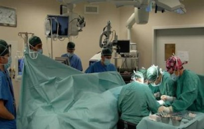 Il dolore dolorante nel fondo di uno stomaco dà a una vita a uomini