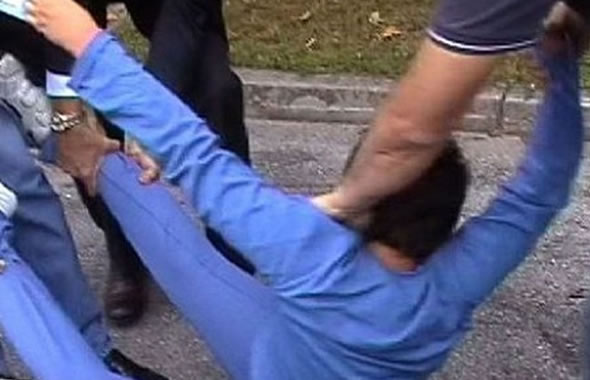 bambino prelevato da scuola con forza