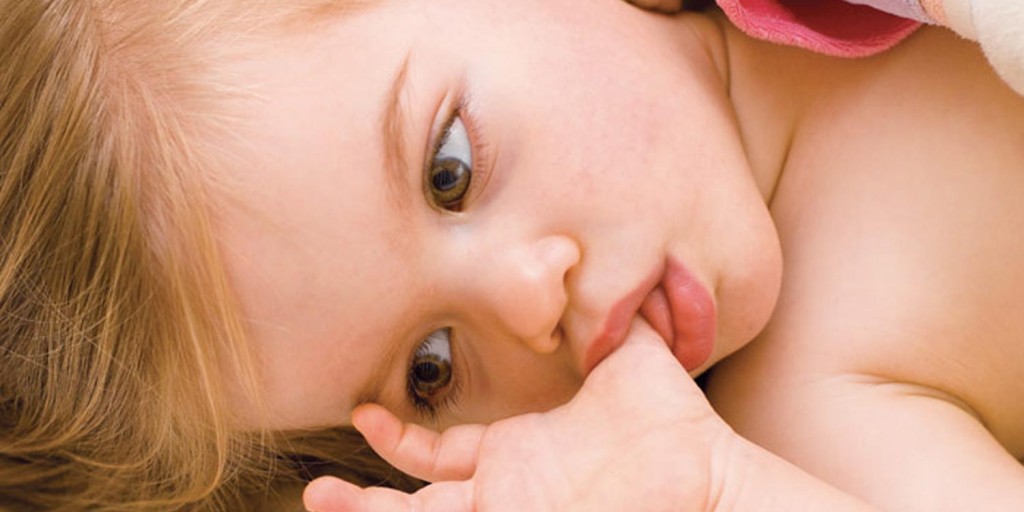 Mio figlio si succhia il pollice: cosa posso fare?
