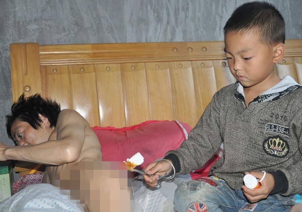 A soli sette anni bambino assiste il padre malato
