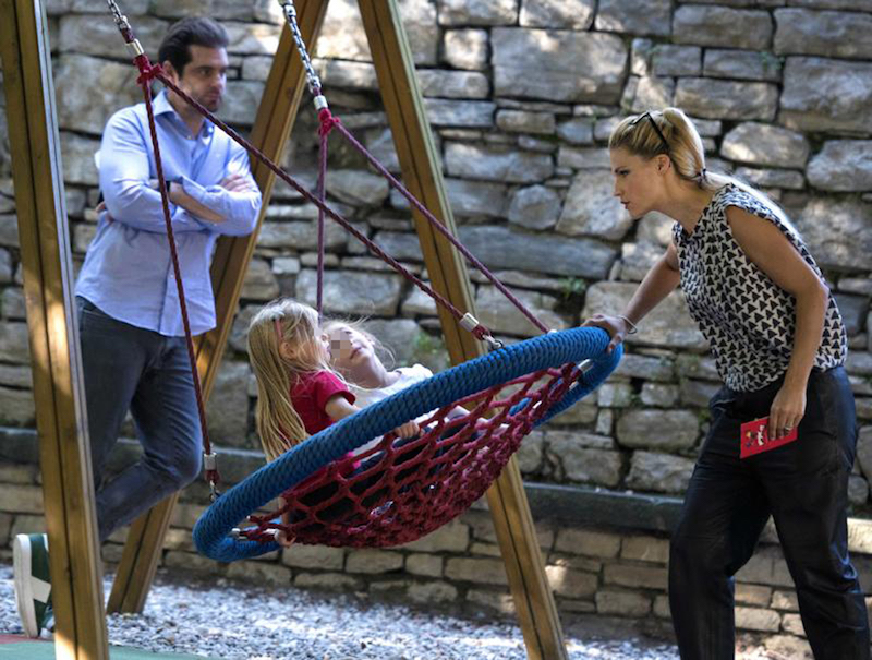Bergamo - Michelle Hunziker con il marito Tomaso Trussardi e le figlie Sole e Celeste giocano al parco