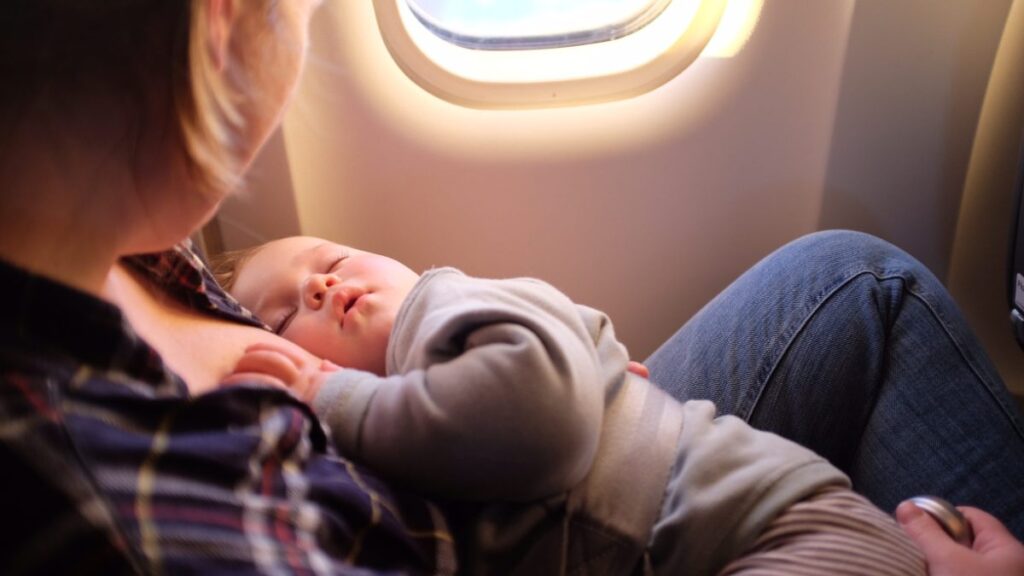 in aereo con un neonato